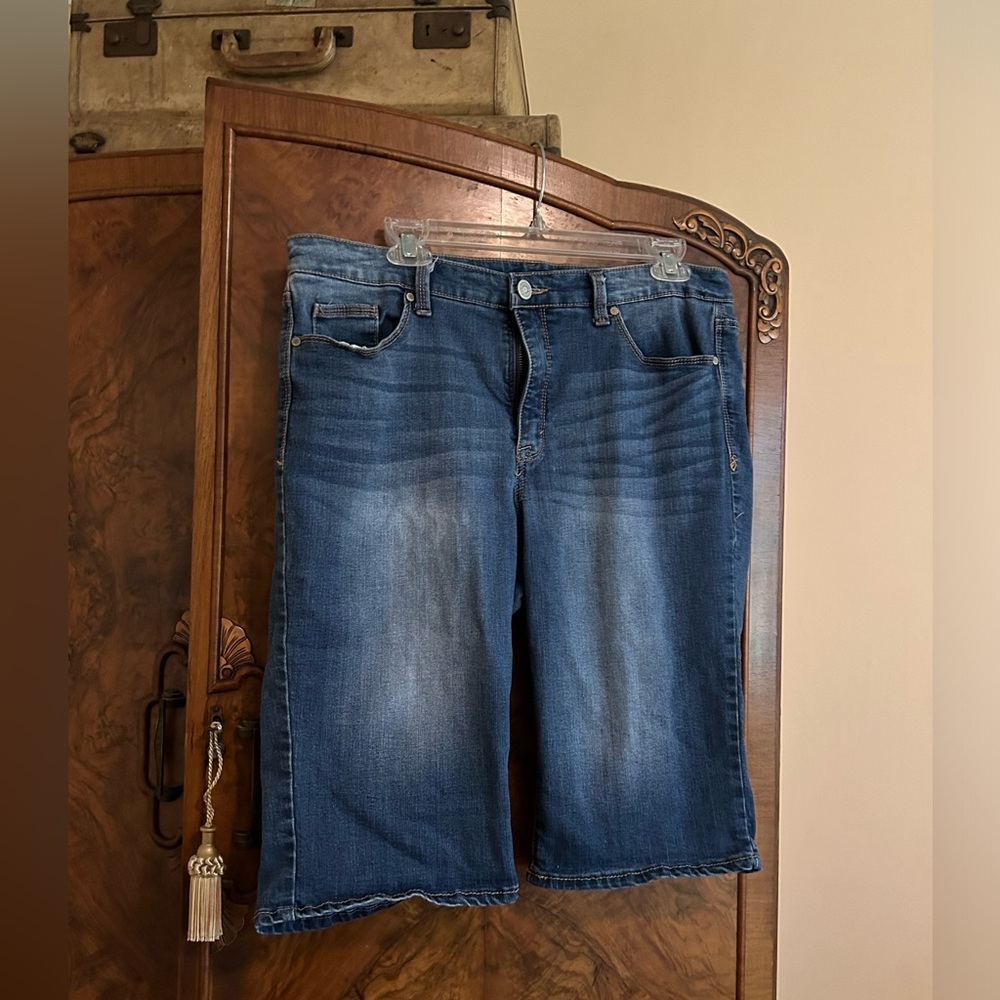 Bandolino Women's Jean Shorts size 14 Bermuda style Riley